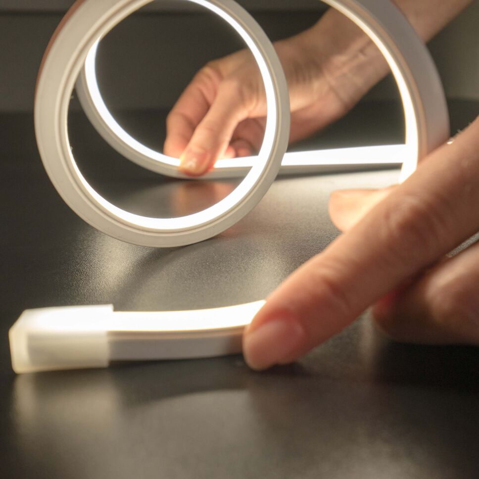 NEON UP LED Streifen gebogen zur Demonstration der Flexibilität des Streifens