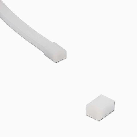 Produktbild der weißen geschlossenen Silikon-Endkappe für Neon LED Streifen mit Anwendungsbeispiel oben im Bild