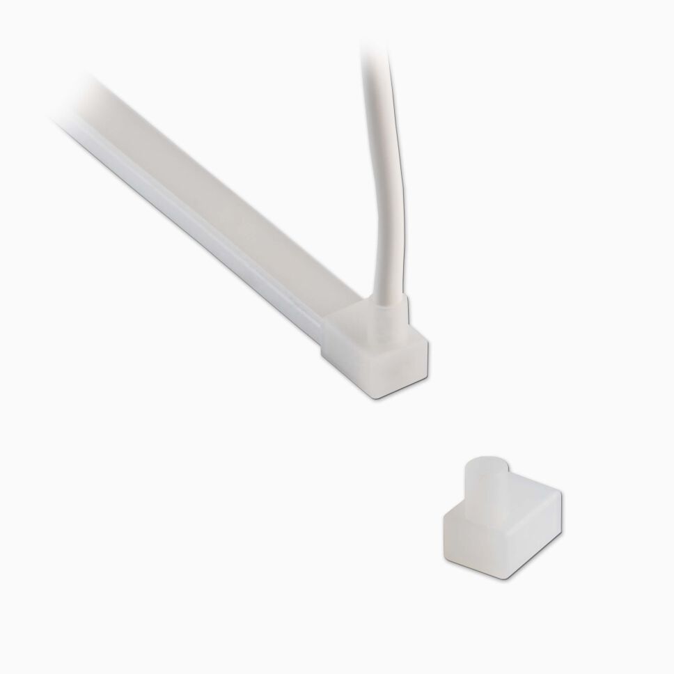 Produktbild von weißer Silikon-Endkappe für Neon LED Streifen mit Anwendungsbeispiel, Endkappe hat Kabelführung zur Seite