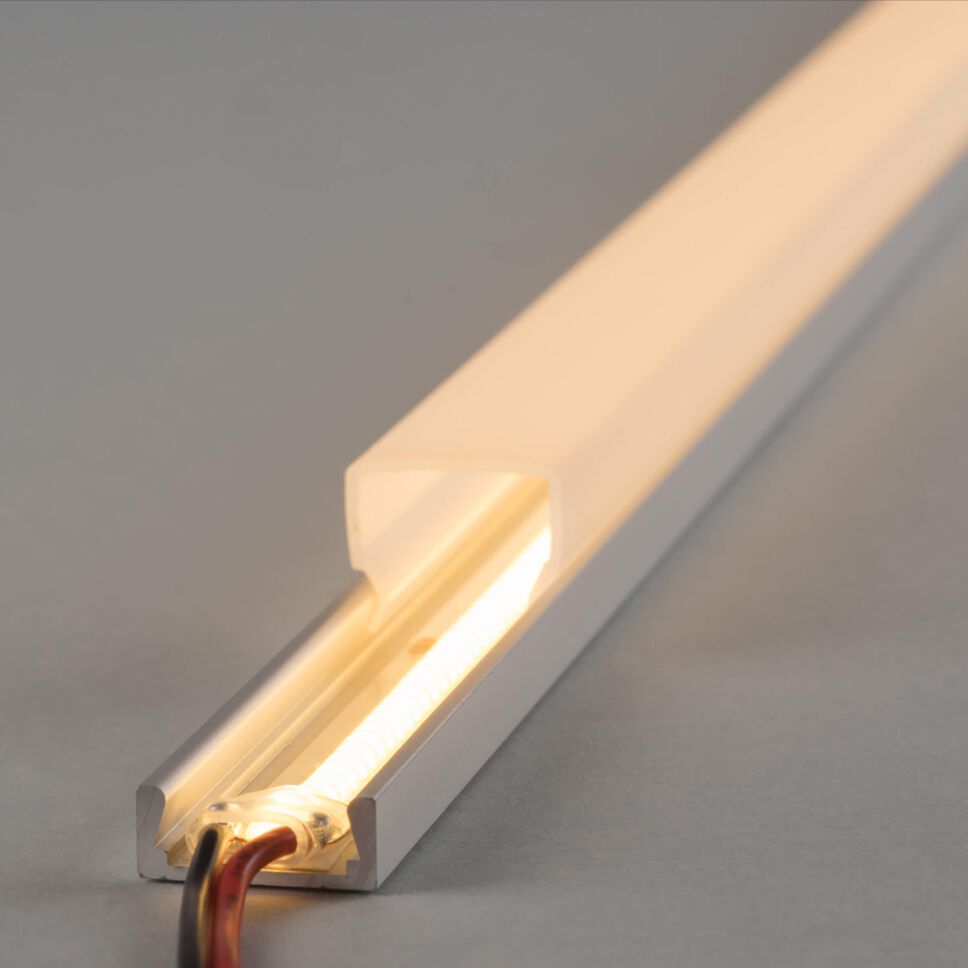 LED Alu Profil SK-E mit eckiger Abdeckung in weiß. Installierter COB LED Streifen leuchet gleichmäßig und leuchtet die gesamte Abdeckung aus.