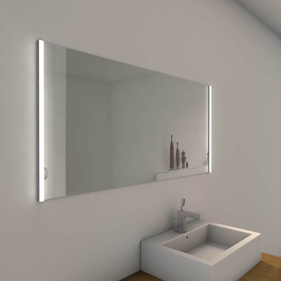 Anwendungsbeispiel, LED Alu Profil SK-E mit opaler eckiger Abdeckung an beiden Außenseiten eines Spiegels befestigt, Spiegelbeleuchtung