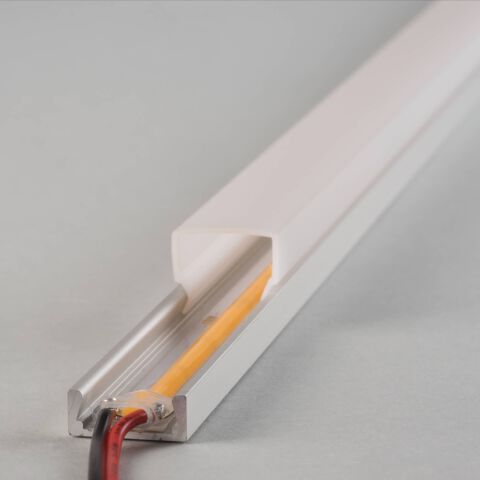 Foto vom LED Alu Profil SK-E mit opaler eckiger Abdeckung. Im Profil ist ein ausgeschalteter COB LED Streifen verbaut.