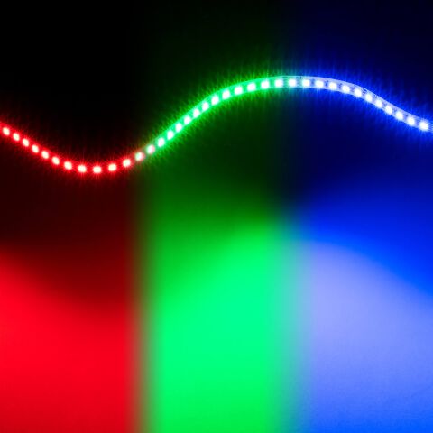 Zusammengesetztes Bild eines leuchtenden RGB LED Streifens, Kollage mit den drei Primärfarben der RGB LEDs,  rot, grün, blau