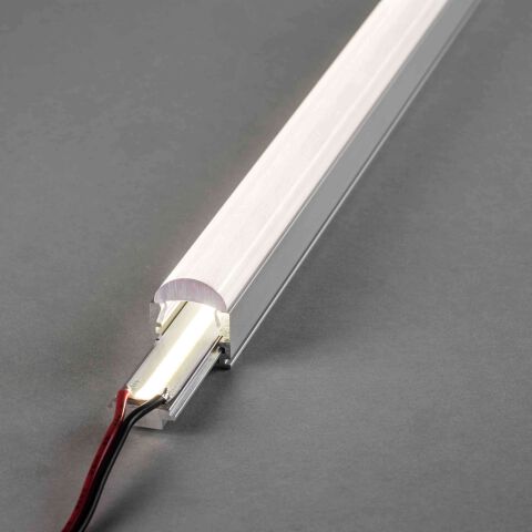 COB LED Streifen leuchtend im LED Alu Profil REGULOR mit Linsenabdeckung. Abdeckung ist homogen ausgeleuchtet und leuchtet neutralweiß