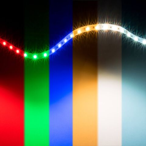 flexibler RGBCCT LED Streifen zur Lichtwelle gelegt. Zusammengesetztes Bild aus allen 5 Kanälen