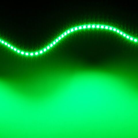 RGB LED Streifen mit aktiviertem grünen Kanal, das emittierte Licht ist sehr satt, hell und gleichmäßig leuchtendes Grün, Streifen ist flexibel und zur Lichtwelle gelegt
