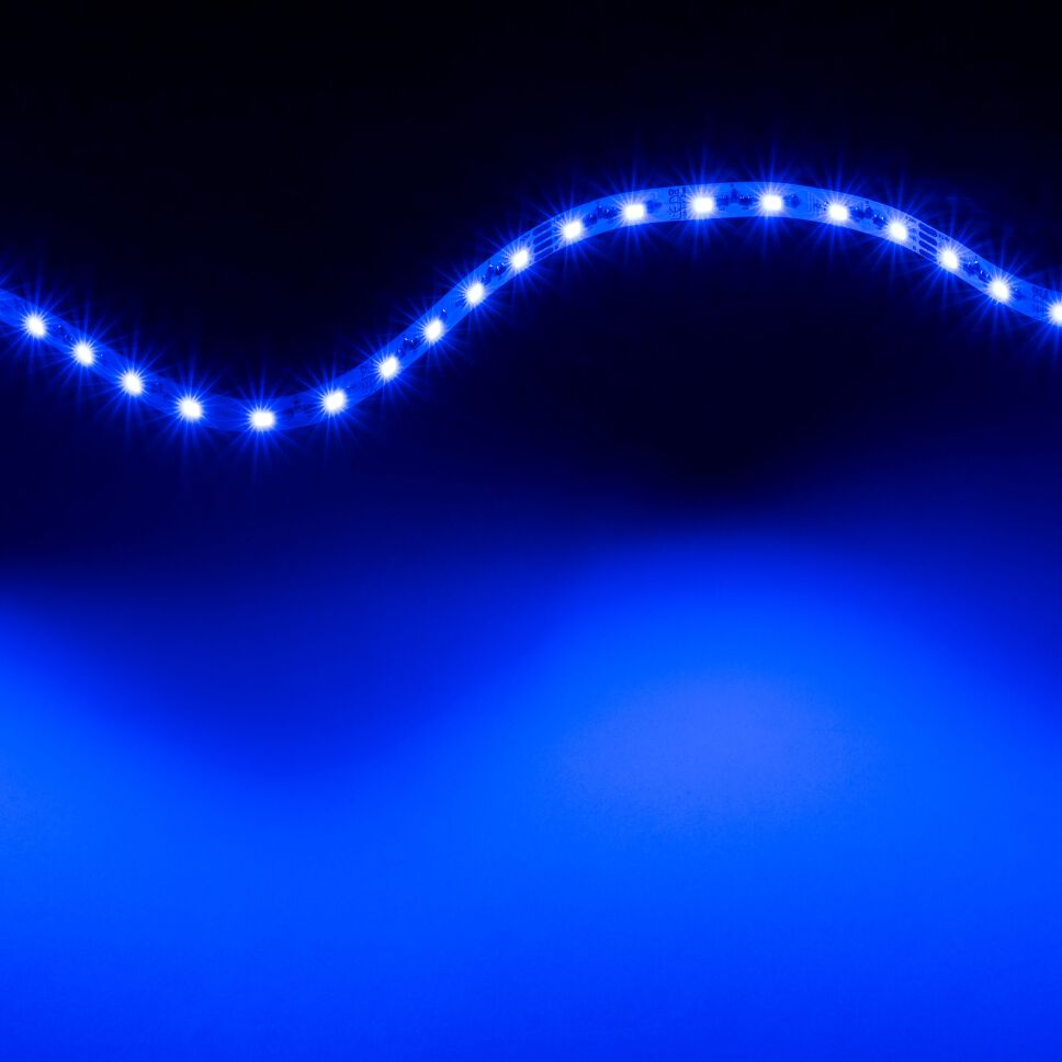 flexibler IC RGB LED Streifen blau leuchtend, nur der blaue Kanal ist eingeschaltet und leuchtet sehr satt und gleichmäßig