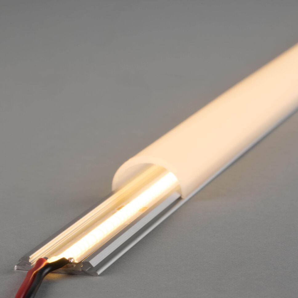 Überischt mehrerer flacher LED Alu Profile mit weißen Abdeckungen. Dank COB LED werden die Diffusoren gleichmäßig ausgeleuchtet