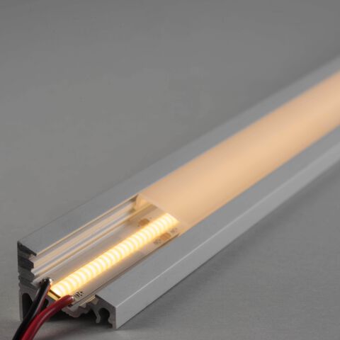 LED Alu Profil FLEX mit geringer Bauhöhe und COB LED Streifen. Die Abdeckung wird homogen ausgeleuchtet