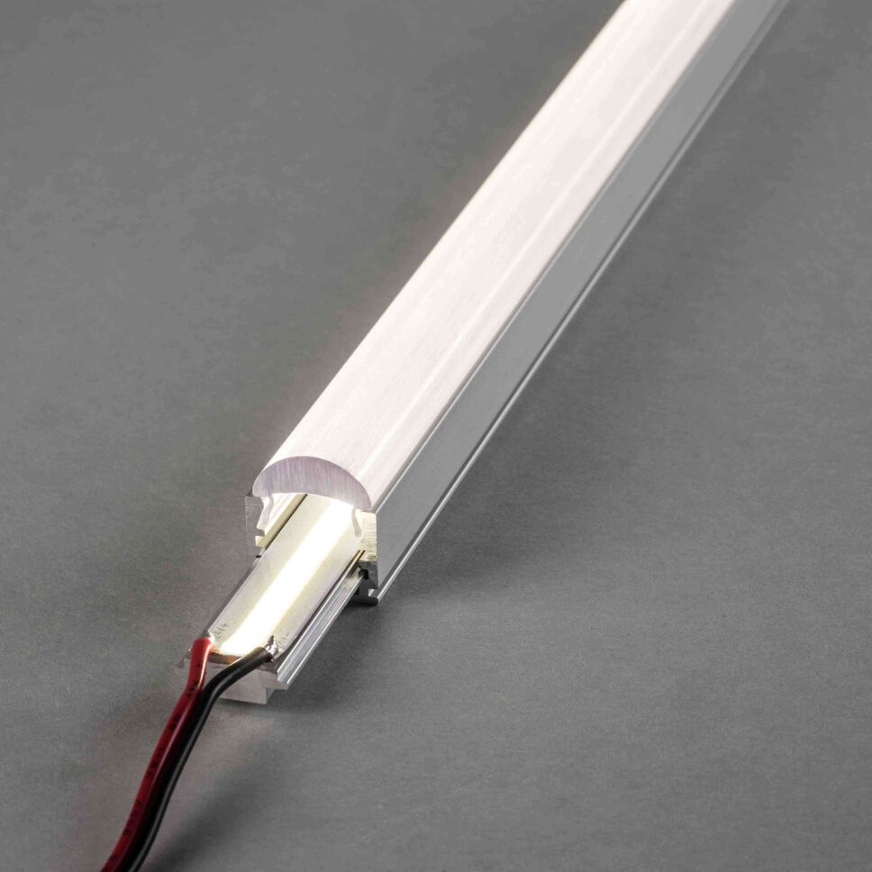 Fotografie mehrerer flacher LED Alu Profile, bestückt mit COB LED Streifen. Abdeckung ist homogen ausgeleuchtet und leuchtet neutralweiß