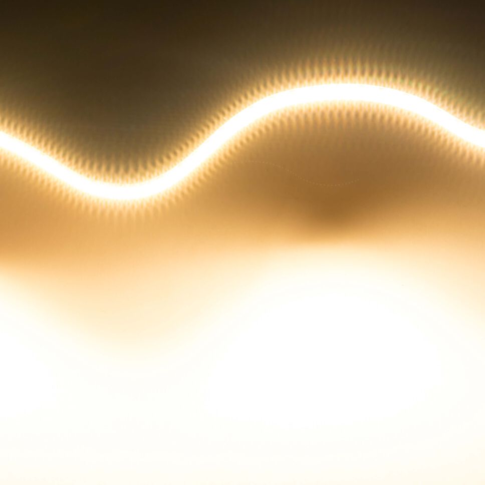 sehr hell leuchtender LED Streifen mit 2800lm und 3000K Farbtemperatur. Der flexible LED Streifen ist zu einer Lichtwelle gelegt und leuchtet warmweiß