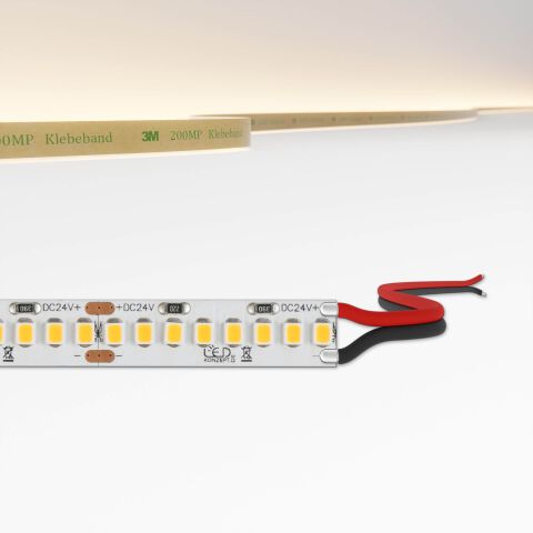 High Power LED Streifen mit 21W pro Meter und 3000K, oben im Bild ist die Lichtfarbe des LED Streifens zu sehen. LED Streifen hat einen Litzenanschluss