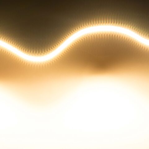 sehr hell leuchtender LED Streifen mit 2800lm und 3000K Farbtemperatur. Der flexible LED Streifen ist zu einer Lichtwelle gelegt und leuchtet warmweiß