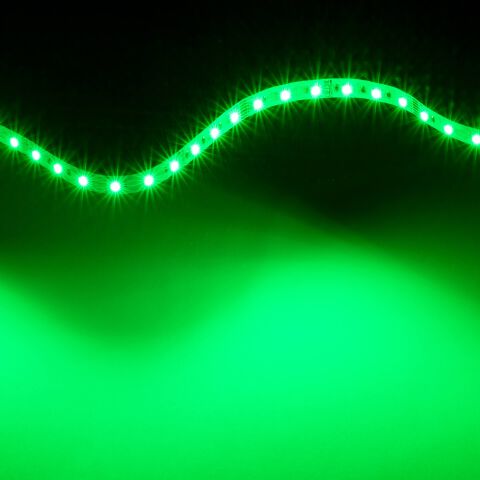 grün leuchtender RGBCCT LED Streifen zur Welle gelegt