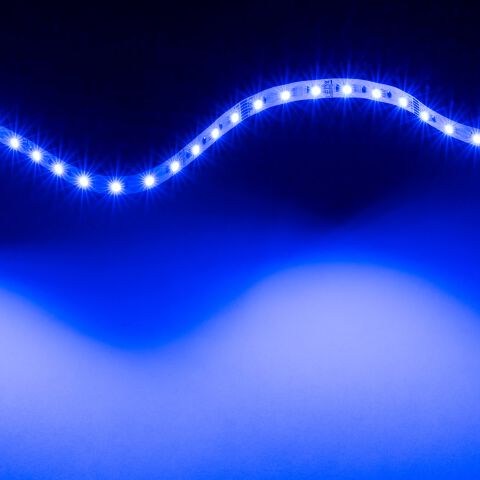 blau leuchtender RGBCCT LED Streifen zur Welle gelegt