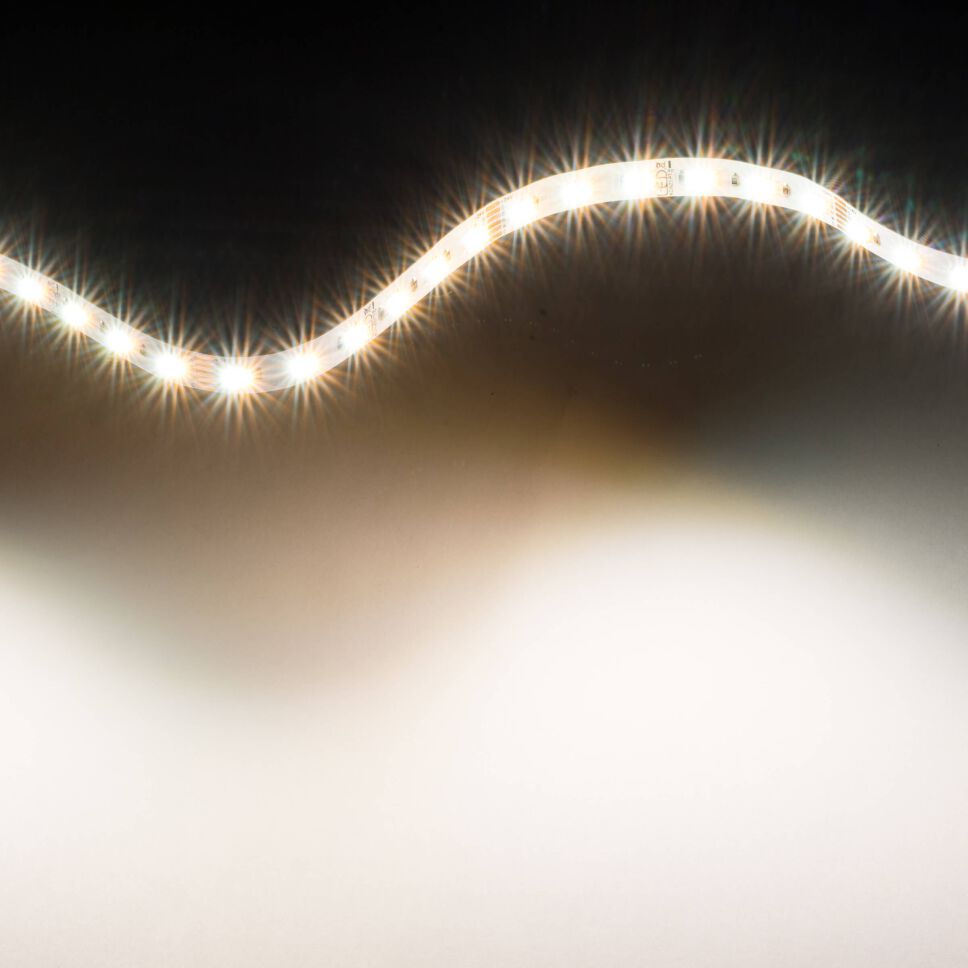 Neutralweiß (warmweiß + kaltweiß) leuchtender RGBCCT LED Streifen zur Lichtwelle gelegt.