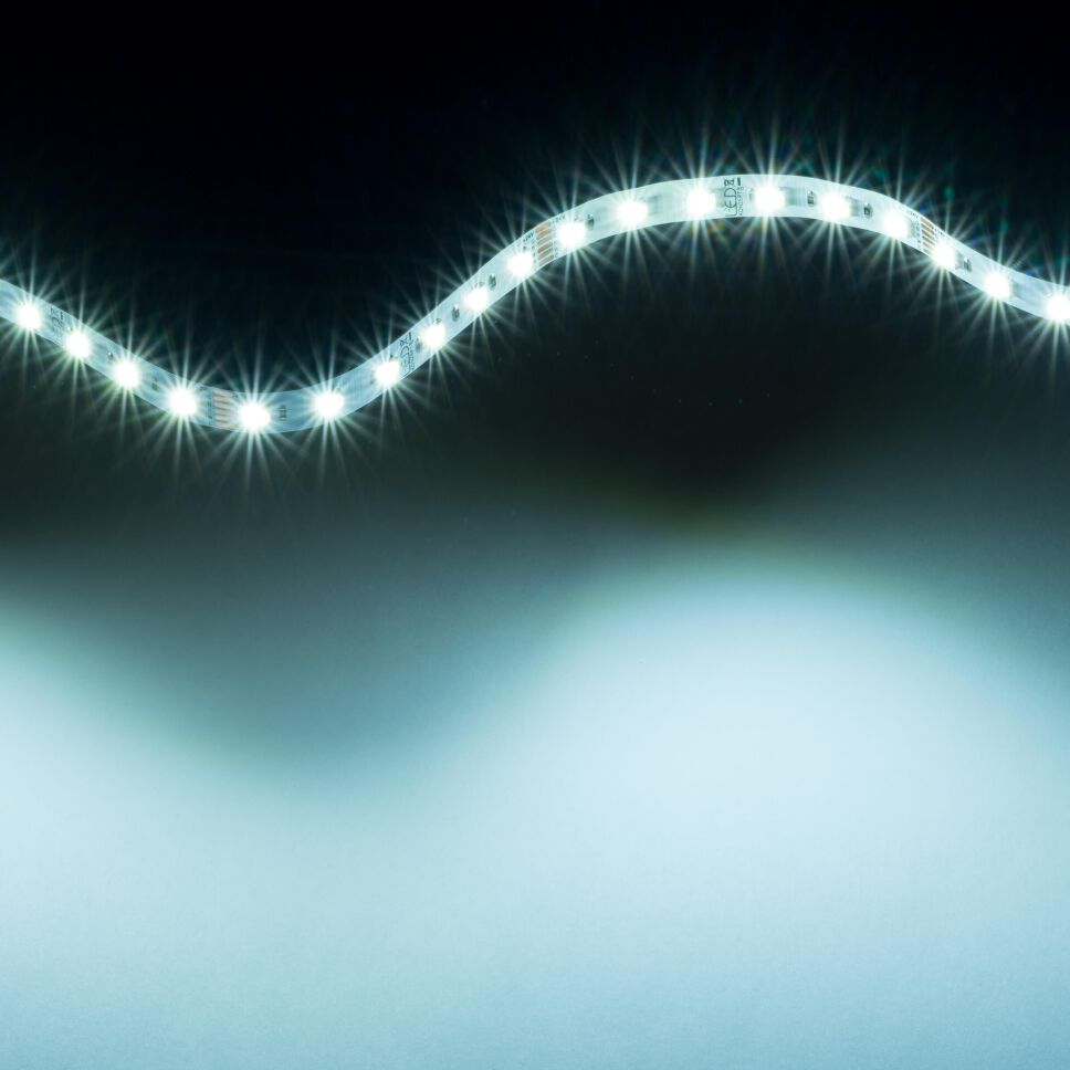 kaltweiß leuchtender RGB+CCT LED Streifen zur Welle gelegt, sehr technisch kalt leuchtend