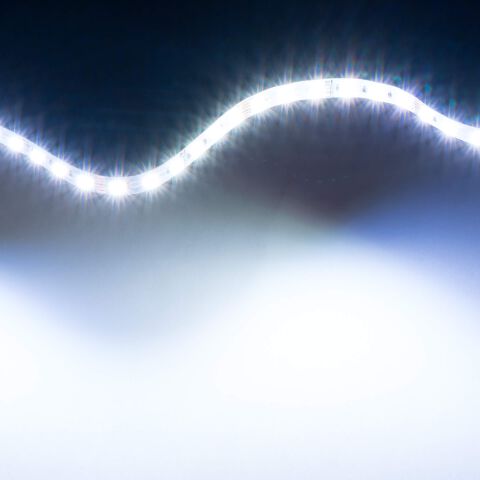 flexibler RGB+CCT LED Streifen zur Welle gelegt. Alle Kanäle (R+G+B+WW+CW) sind eingeschaltet. Maximale Helligkeit