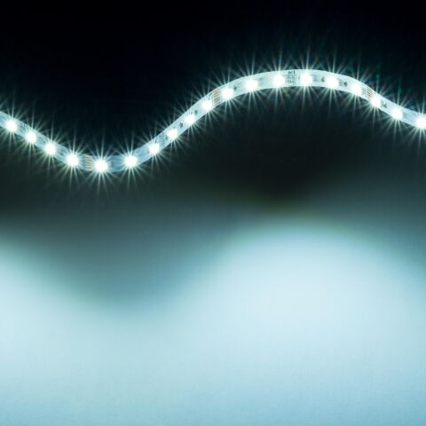 kaltweiß leuchtender RGB+CCT LED Streifen zur Welle gelegt, sehr technisch kalt leuchtend