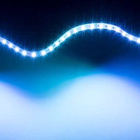 RGBCCT LED Streifen zur Lichtwelle gelegt. Es leuchten alle 3 RGB Kanäle und es ist das emittierte Licht der RGB Kanäle zu sehen