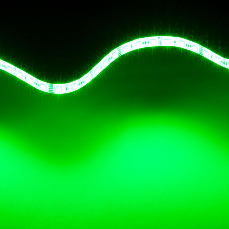 grün leuchtender RGBW LED Streifen mit 4-in-1-Chips, der Strip ist flexibel und kann gebogen werden