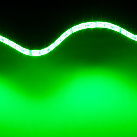 grün leuchtender RGBW LED Streifen mit 4-in-1-Chips, der Strip ist flexibel und kann gebogen werden