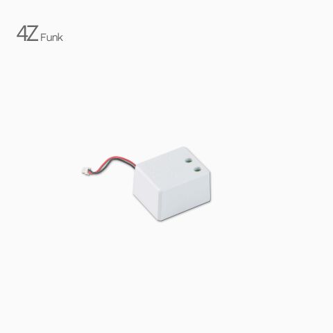 Produktbild des kleinen und kompakten Netzteils für die RGB+CCT LED Wandsteuerung für 8 Zonen. Freigestellt vor grauen Hintergrund.