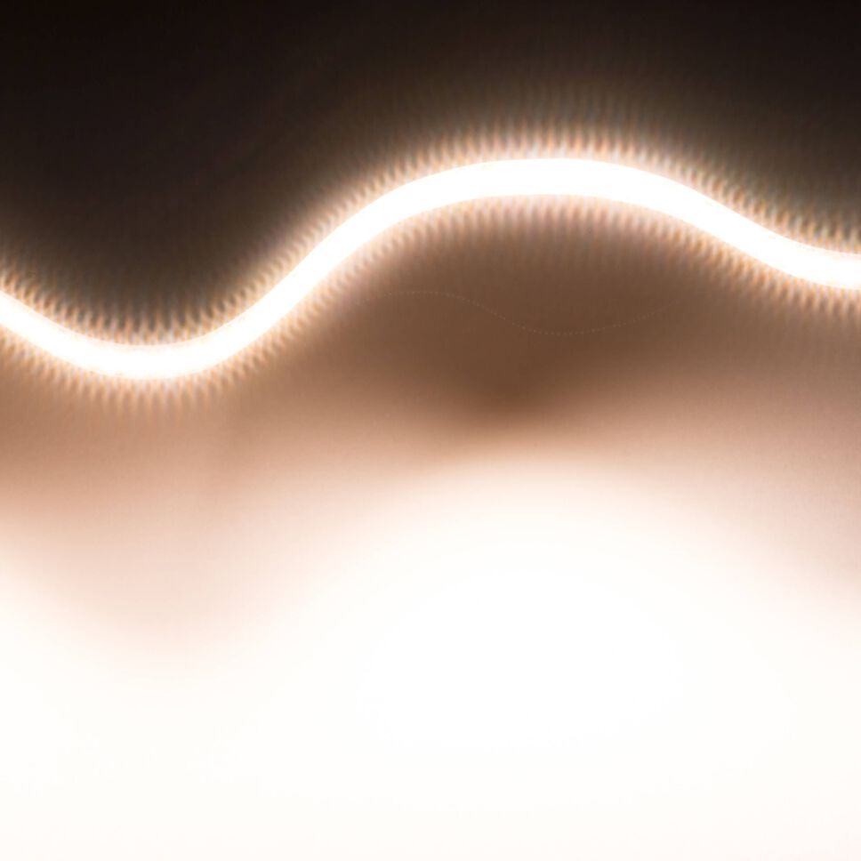 CCT LED Streifen leuchtend zur Welle gelegt. Beide Kanäle sind auf gleiche Last und der Streifen leuchtet mit seiner maximalen Helligkeit