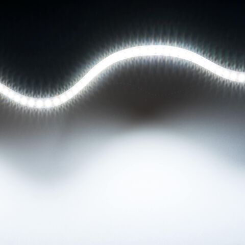 dualweißer CCT LED Streifen mit 252 LEDs pro Meter auf kaltweiß (5300K) eingestellt. Der Streifen ist flexibel und zur Lichtwelle gelegt
