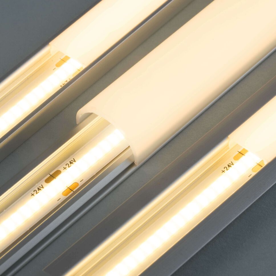 warmweiß leuchtender COB LED Streifen, gehalten von 2 Händen und verdreht (Möglich danbk flexibler Leiterplatte)