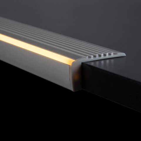 LED Alu Boden und Treppenprofil STEKO mit eingesetztem COB LED Streifen. Anti-Rutsch-Streifen (und Diffusor) werden mit COB LED Streifen homogen ausgeleuchtet