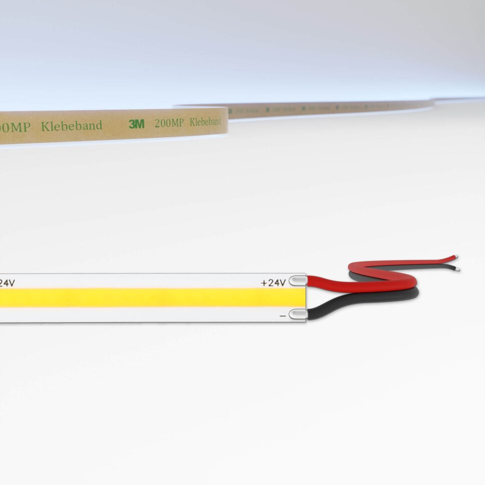 COB LED Streifen, 24V mit kaltweiß, freigestellt vor grauen Hintergrund, oben ist die Lichtfarbe dargestellt