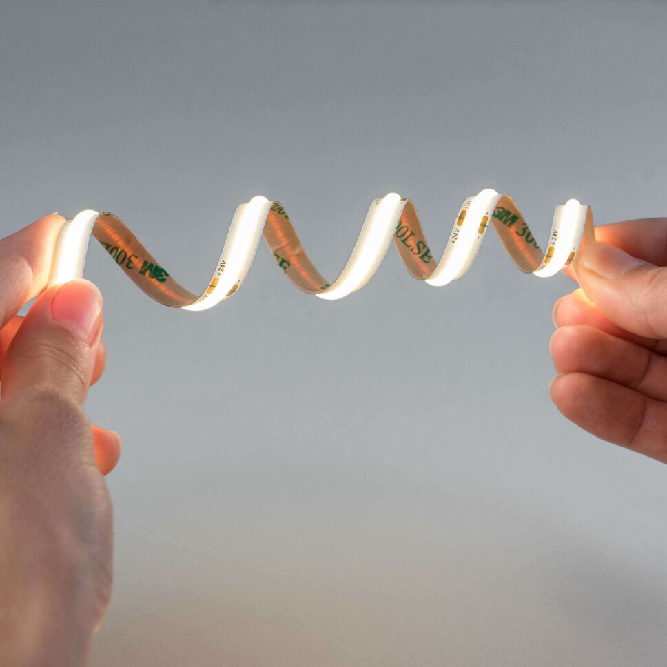 Energieeffizienz-Label des COB LED Streifens mit 8mm Breite und kaltweißem Licht bei CRI93. Die EEI beträgt F