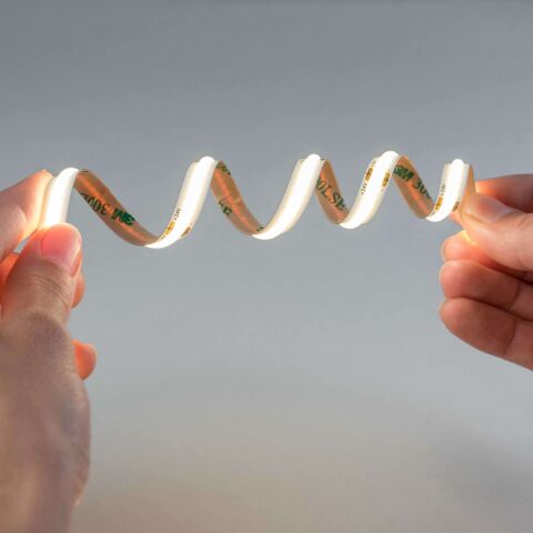 Energieeffizienz-Label des COB LED Streifens mit 8mm Breite und kaltweißem Licht bei CRI93. Die EEI beträgt F