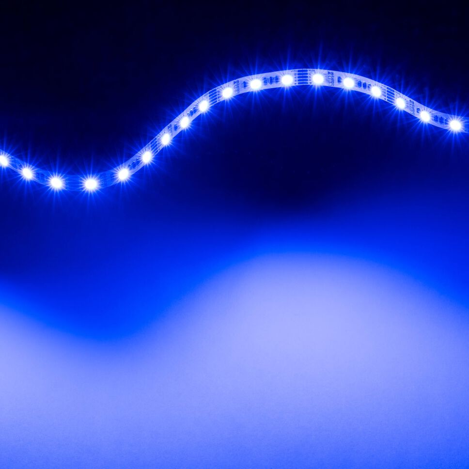 RGBW LED Streifen blau leuchtend und zur Lichtwelle gelegt.
