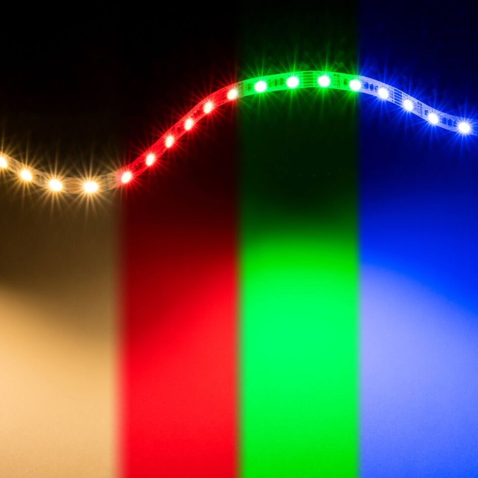 zusammengesetztes Bild vom farbig leuchtenden RGBW LED Streifen mit flexibler Leiterplatte zur Lichtwelle gelegt