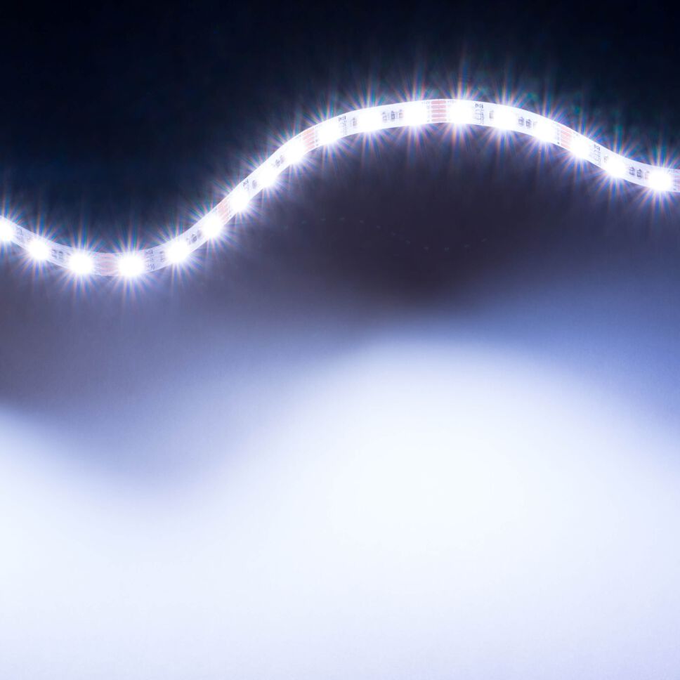 RGBW LED Streifen zur Lichtwelle gelegt. Alle Kanäle (Rot, Grün, Blau, Weiß) sind aktiviert und leuchten zusammengeschaltet kaltweiß
