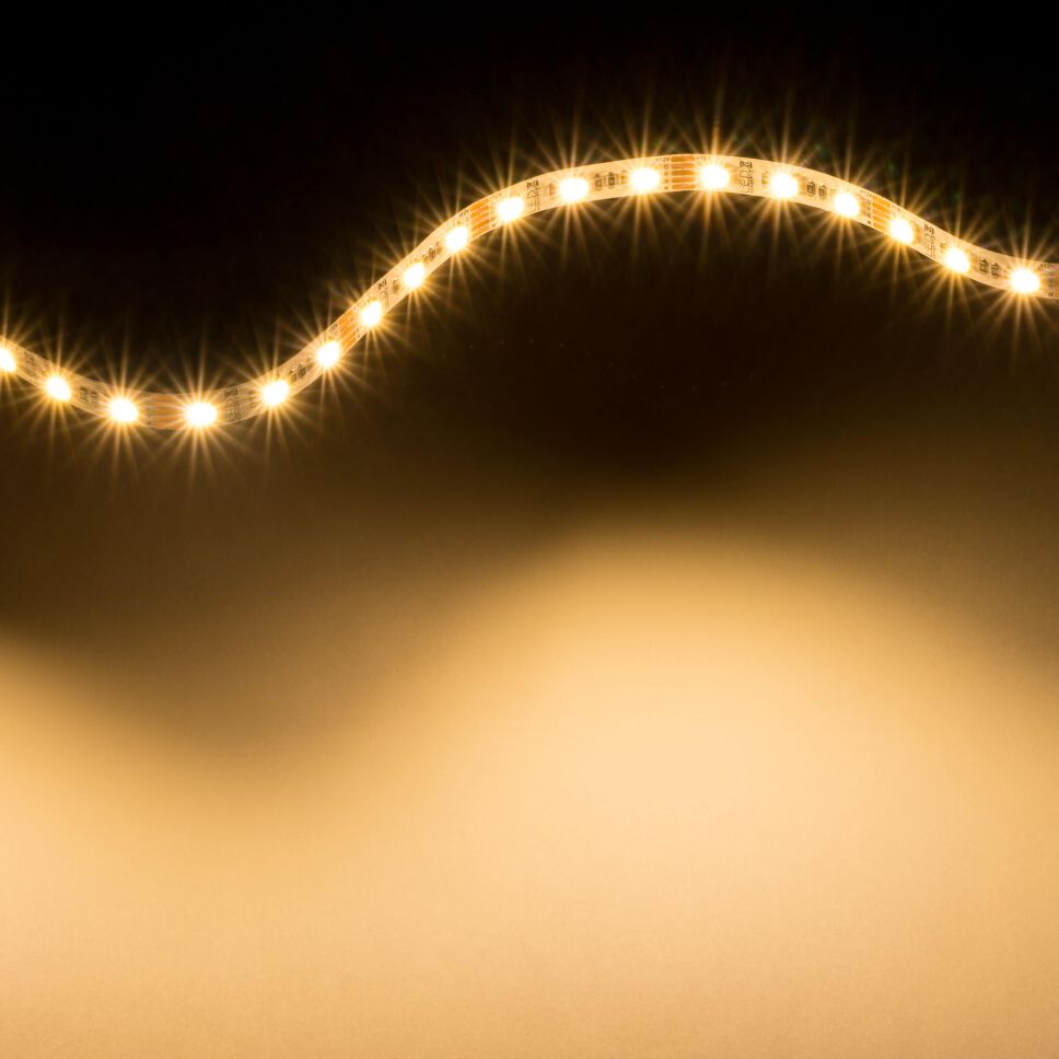 RGBW LED Streifen zur Welle gelegt ist eingeschaltet und leuchtet warmweiß