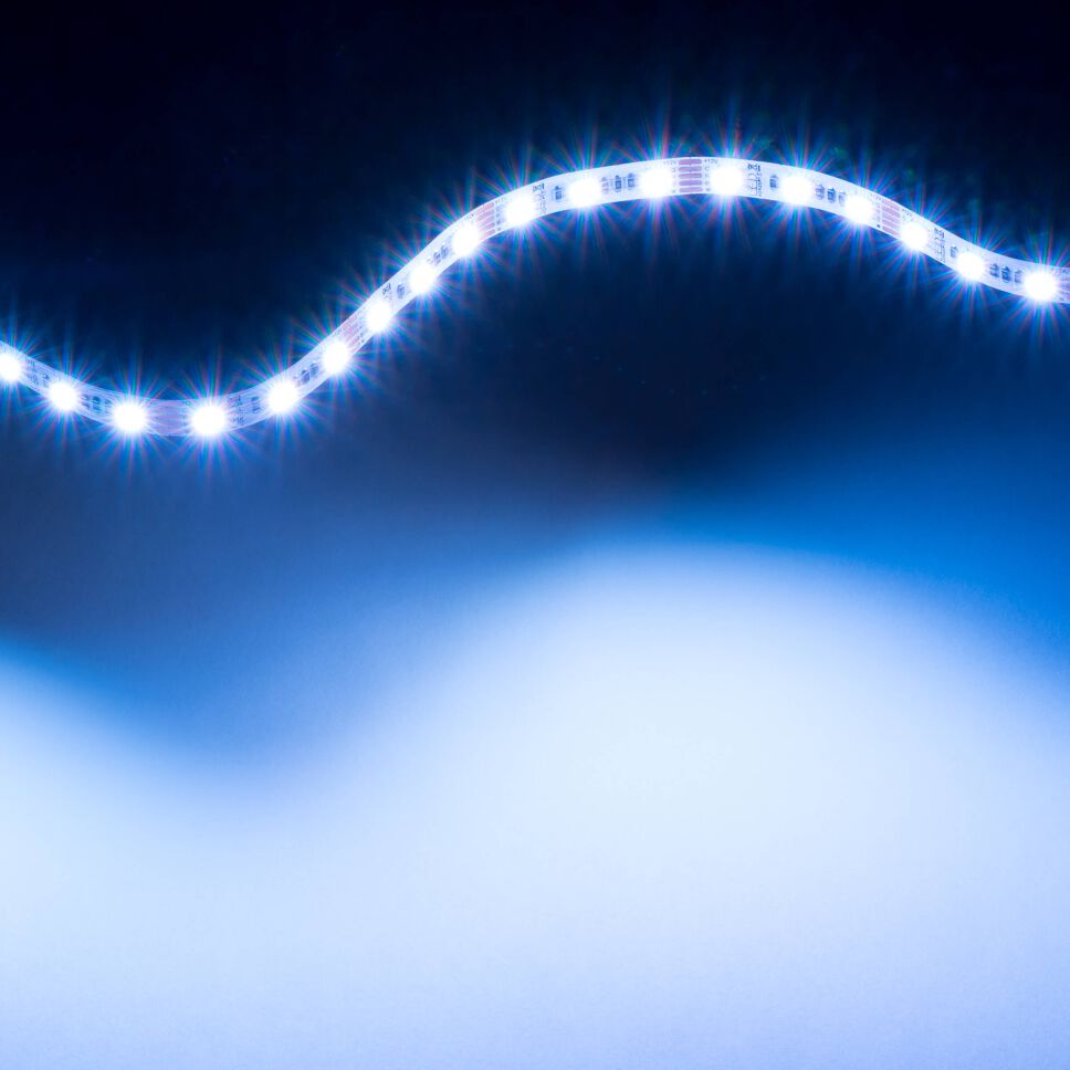 RGBW LED Streifen zur Lichtwelle gelegt. RGB Kanäle sind aktiviert und der RGBW LED Streifen leuchtet kaltweiß