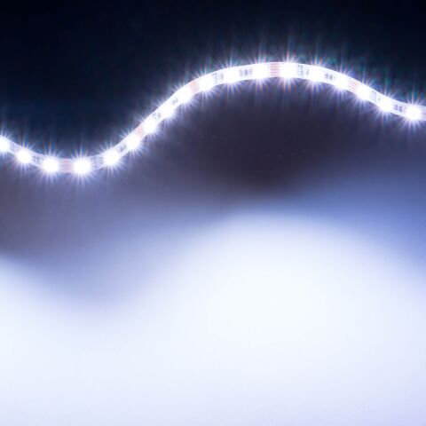 RGBW LED Streifen zur Lichtwelle gelegt. Alle Kanäle (Rot, Grün, Blau, Weiß) sind aktiviert und leuchten zusammengeschaltet kaltweiß