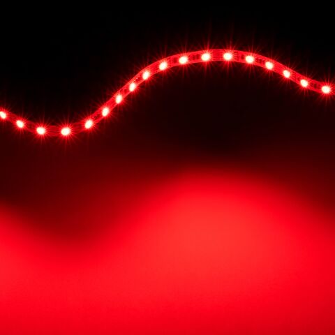 RGBW LED Streifen auf rot eingestellt. Übrigen Kanäle sind aus. Flexibler RGBW LED Streifen ist zur Lichtwelle gelegt