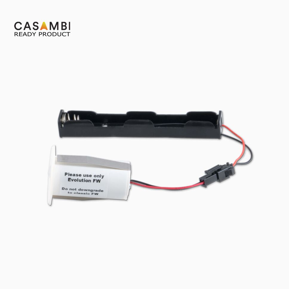 Seitenansicht vom CASAMBI LIGA AIR Bewegungsmelder mit Batteriefach für Stromversorgung. Freigestelltes Produktbild vor hellgrauen Hintergrund