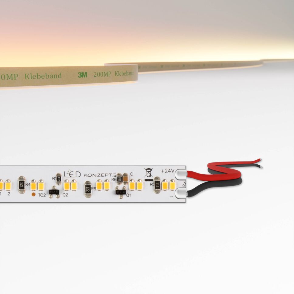 LED Streifen, freigestellt vor grauen Hintergrund mit Darstellung der Lichtfarbe. Produktbild des LED Streifens mit Litzenanschluss