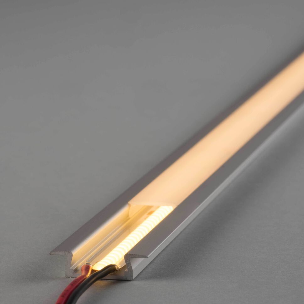 LED Alu Profil FK mit opaler Abdeckung leuchtet dank verbauten COB LED Streifen warmweiß und homogen. Punktbildung ist nicht zu sehen