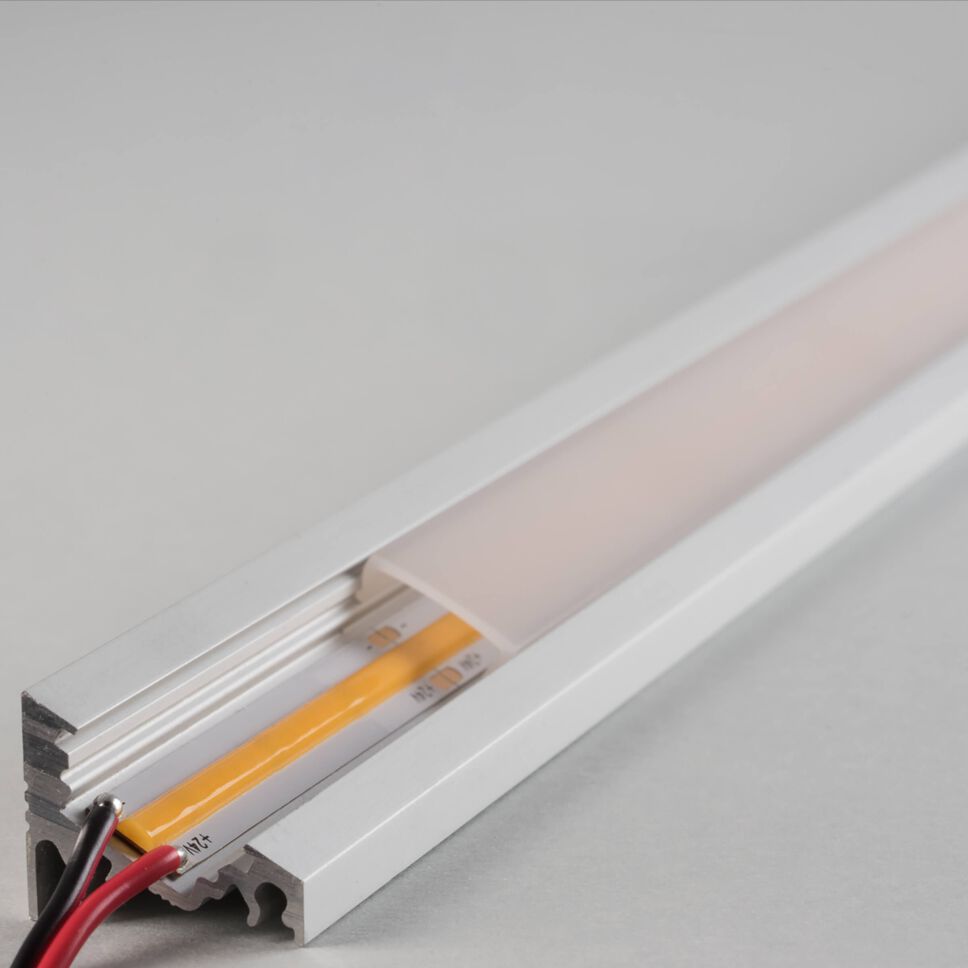 Abbildung vom LED Alu Profil E mit opaler Abdeckung und einem verbauten COB LED Streifen. Der COB LED Streifen ist ausgeschaltet
