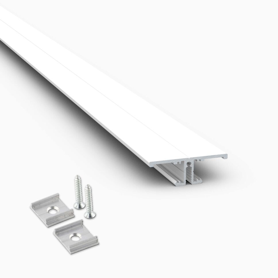 weißes Lichtvoutenprofil T, freigestellt vor grauem Hintergrund