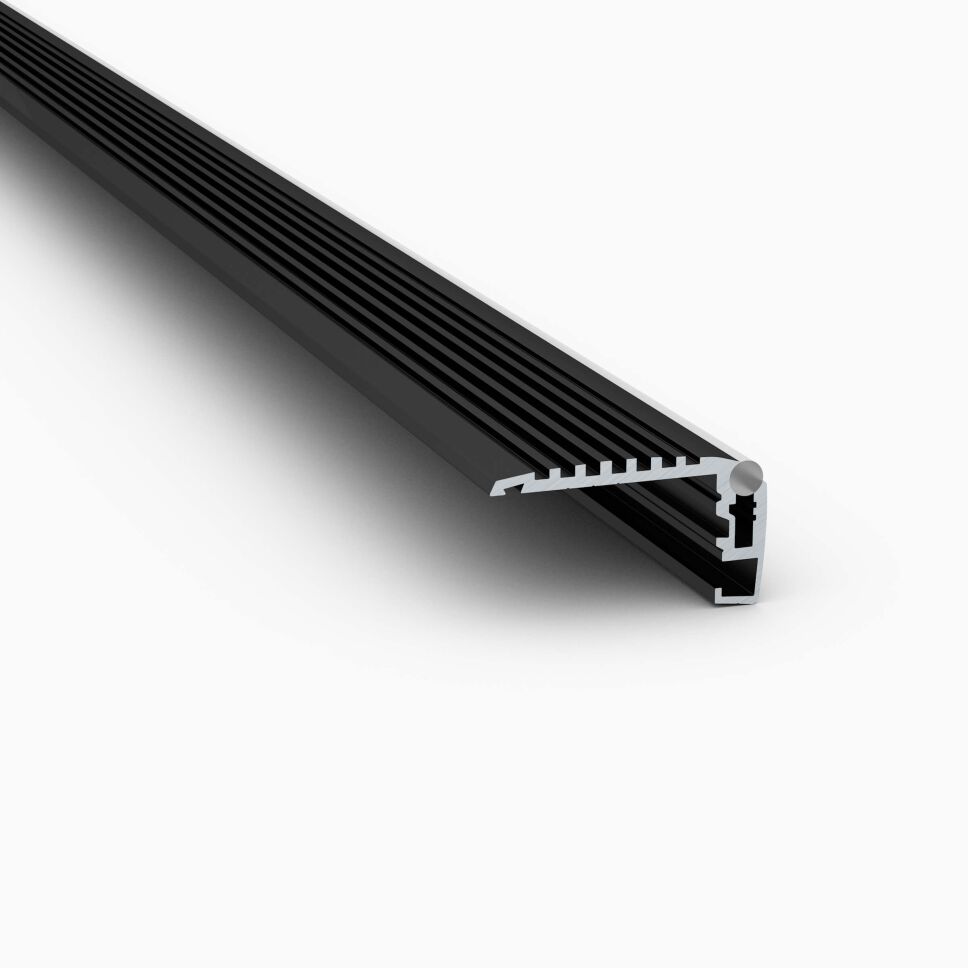 Produktbild vom LED Alu Treppenstufenprofil STEKO in schwarz eloxiert, freigestellt vor grauen Hintergrund