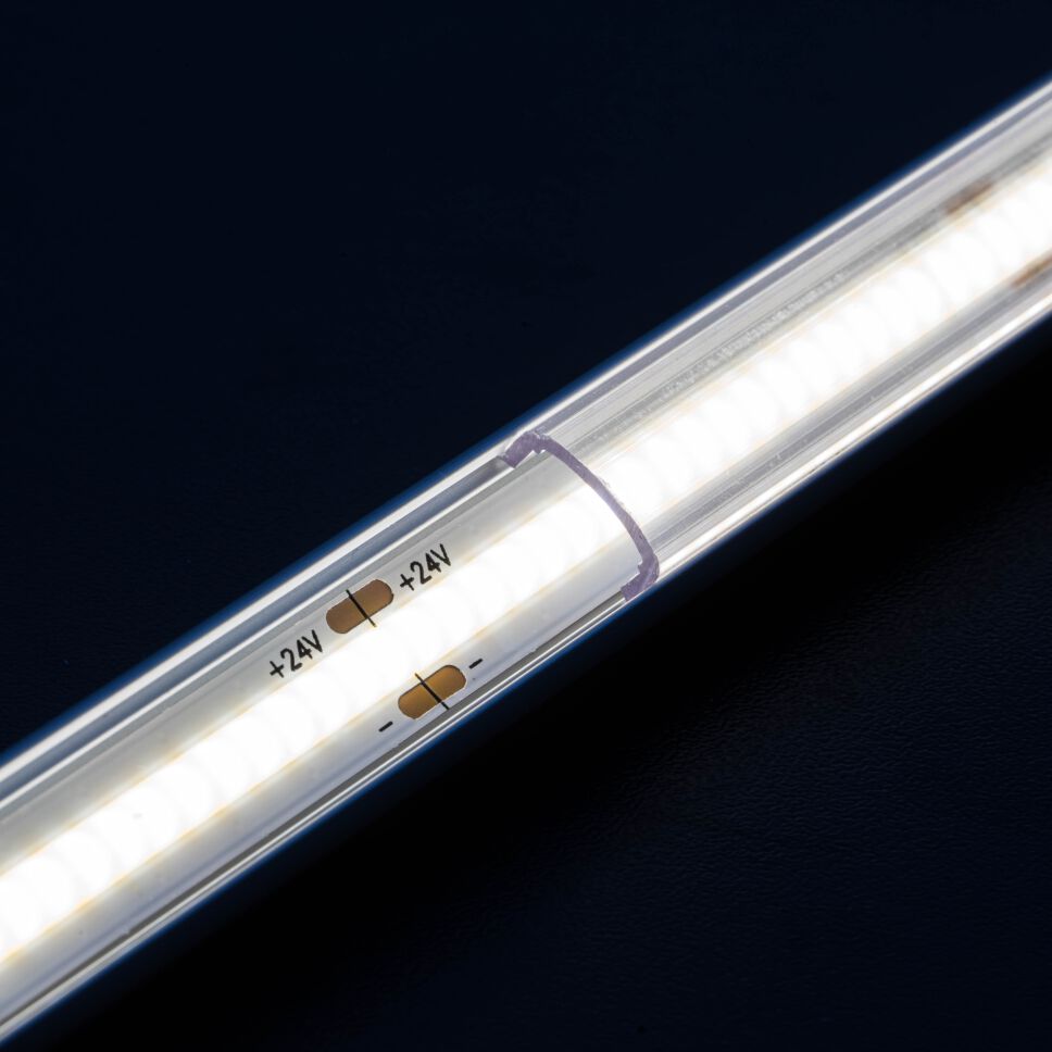 COB LED Streifen warmweiß leuchtend in einem LED Alu Profil R. Trotz transparenter Abdeckung leuchtet das Profil sehr homogen und gleichmäßig
