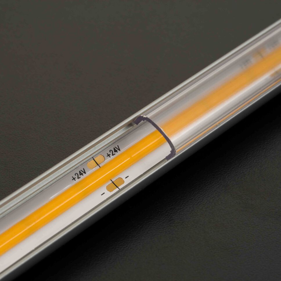 LED Alu Profil R mit verbautem COB LED Streifen. Die durchgezogene Phosphorschicht hat eine tolle Optik