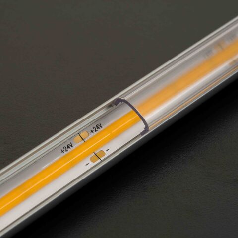 LED Alu Profil R mit verbautem COB LED Streifen. Die durchgezogene Phosphorschicht hat eine tolle Optik